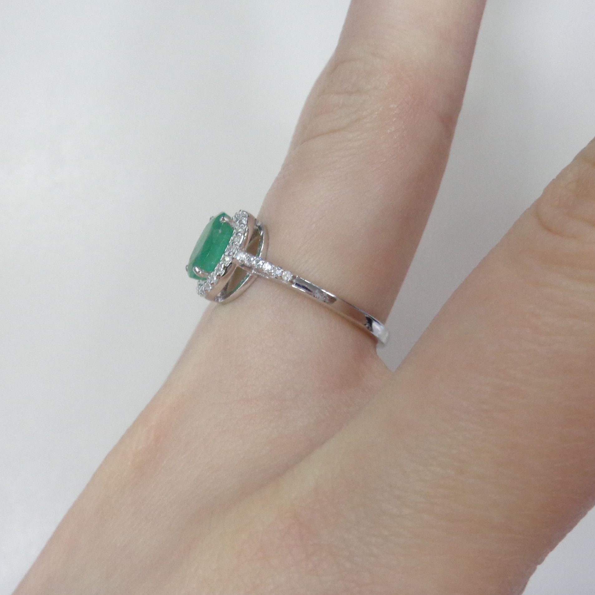 Серебряное кольцо с изумрудом